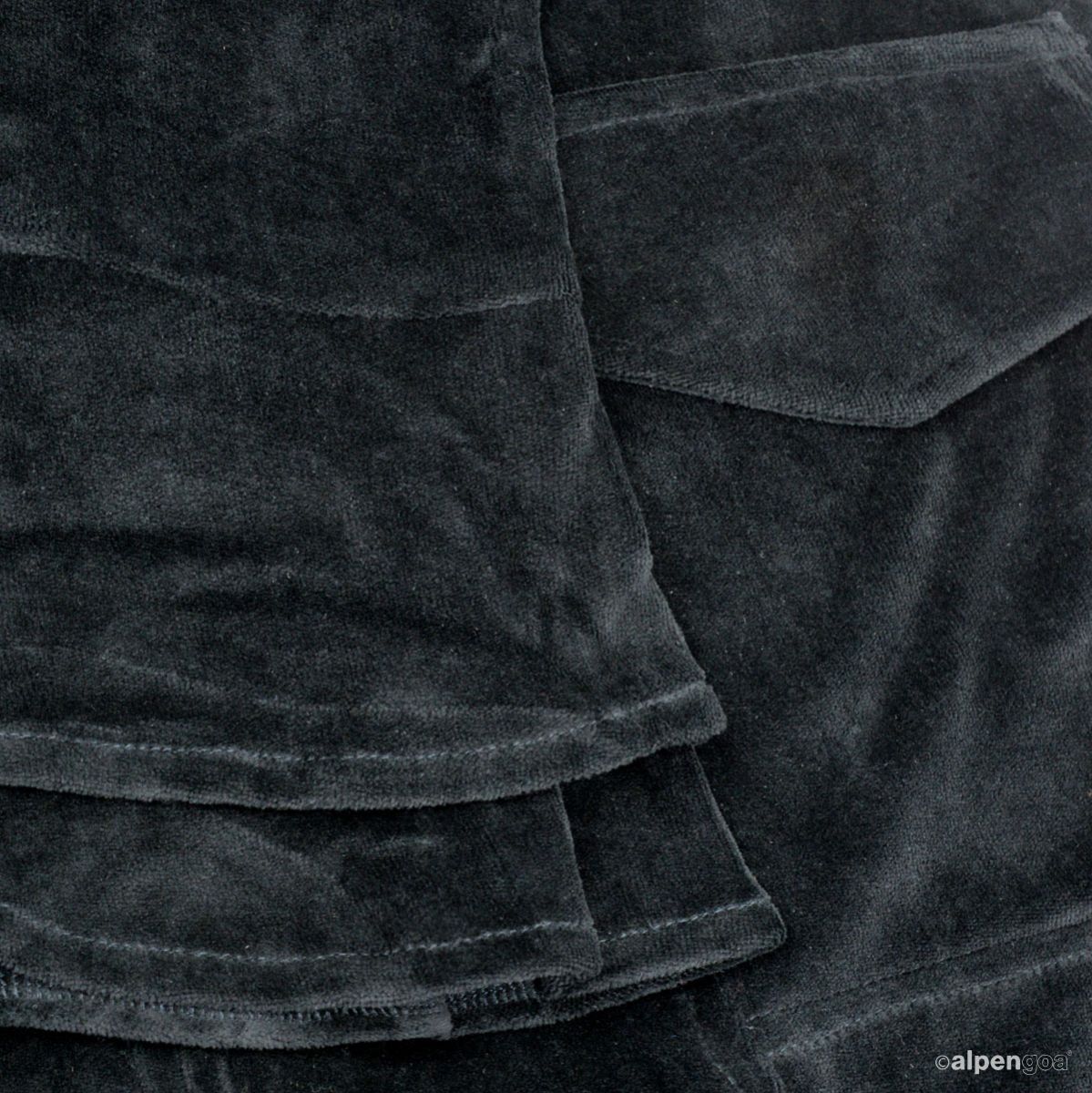 Samtmantel mit Zipfelkapuze schwarz Detail